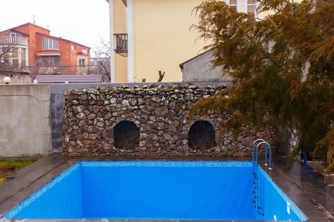 Hotel Red Castle Erevan Esterno foto